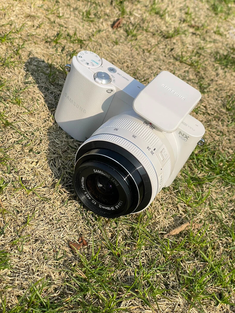 【中古】Samsung 20mm NX パンケーキレンズ NXシリーズカメラ用。 Amazon.co.jp: Samsung 20mm NX パンケーキレンズ NXシリーズカメラ用