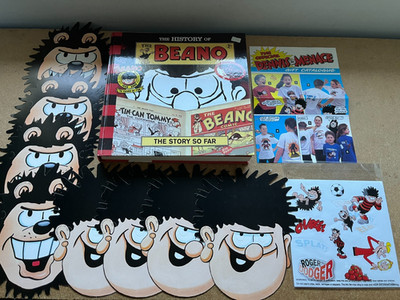 BEANO KONVOLUT - MASKEN, BUCH, AUFKLEBER, GESCHENKKATALOG - KOSTENLOSER VERSAND IN UK!!