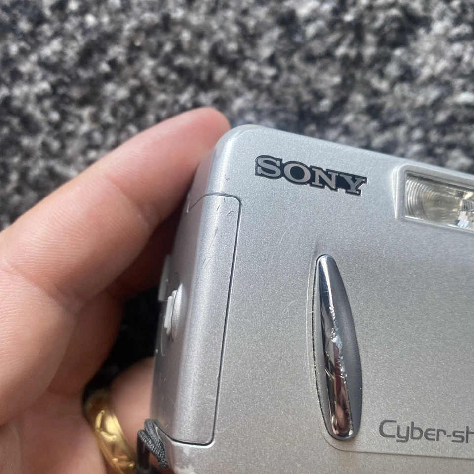 Sony Cyber-shot DSC-P72 3.2MP Digital Camera Silver (Box A) - Image 2 of 4