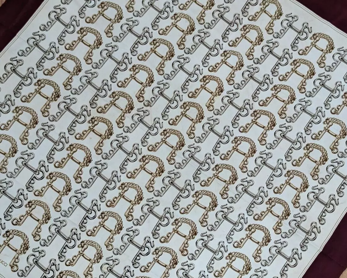 Écharpe en soie vintage GUCCI, 85x79 cm.