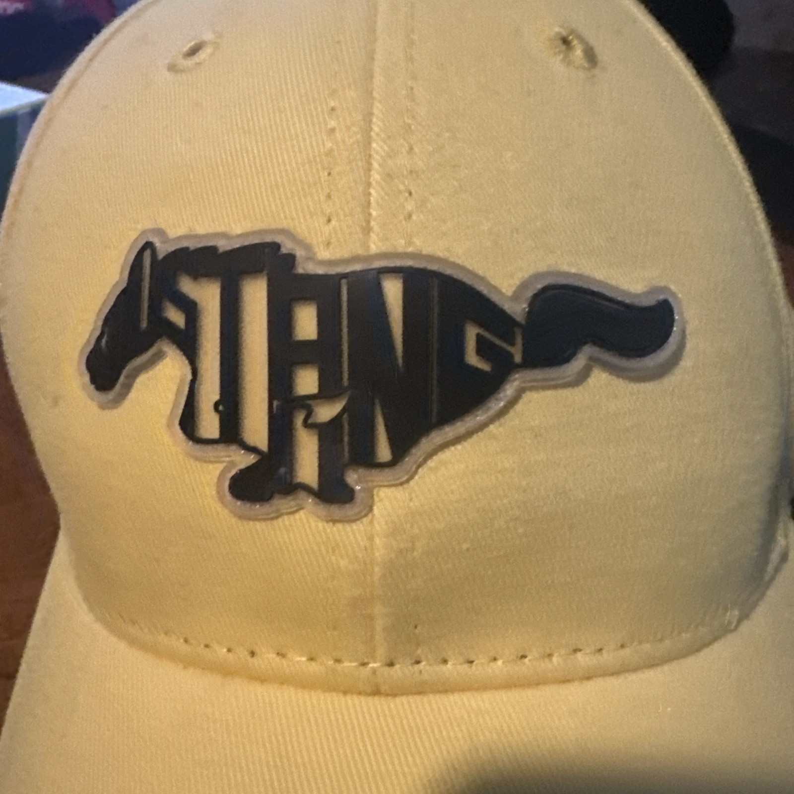 Cappello Berretto Ufficiale Ford Mustang Giallo e Nero con Logo Emblema Griglia Pony Nera