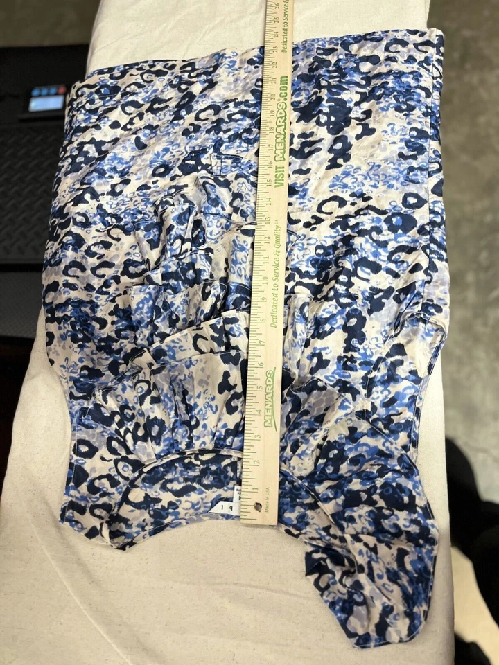 Top con volantes Cabi Cascade para mujer talla mediana azul beige cuello redondo sin mangas seda Foto 3 de 4