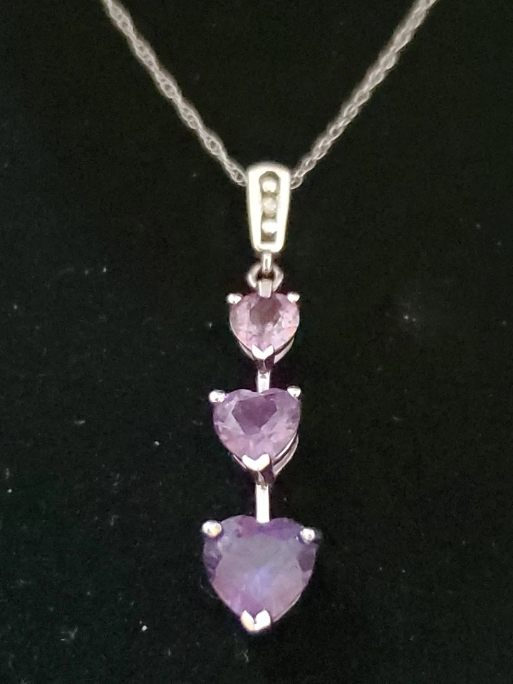 Collar colgante Kay Jewelers de oro blanco de 10 k, amatista y diamantes Foto 2 de 4