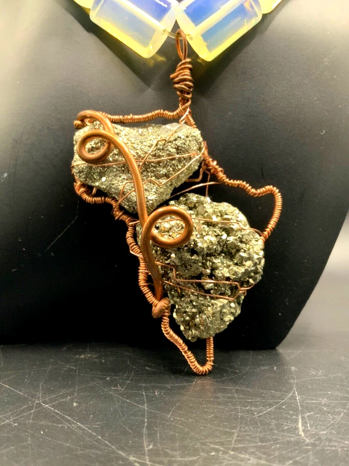 Grande pingente de cristal de pirita envolto em fio AFRIKA com contas de cobre e opalita - Imagem 3 de 4