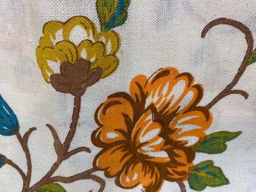 "Tela Remanente Blanco Amarillo Naranja Verde Floral Años 60 70 2@ 2 yardas 7"" x 10" - Imagen 3 de 3