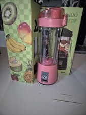 Portable blender / smoothie maker with USB cable and Travel Bottle