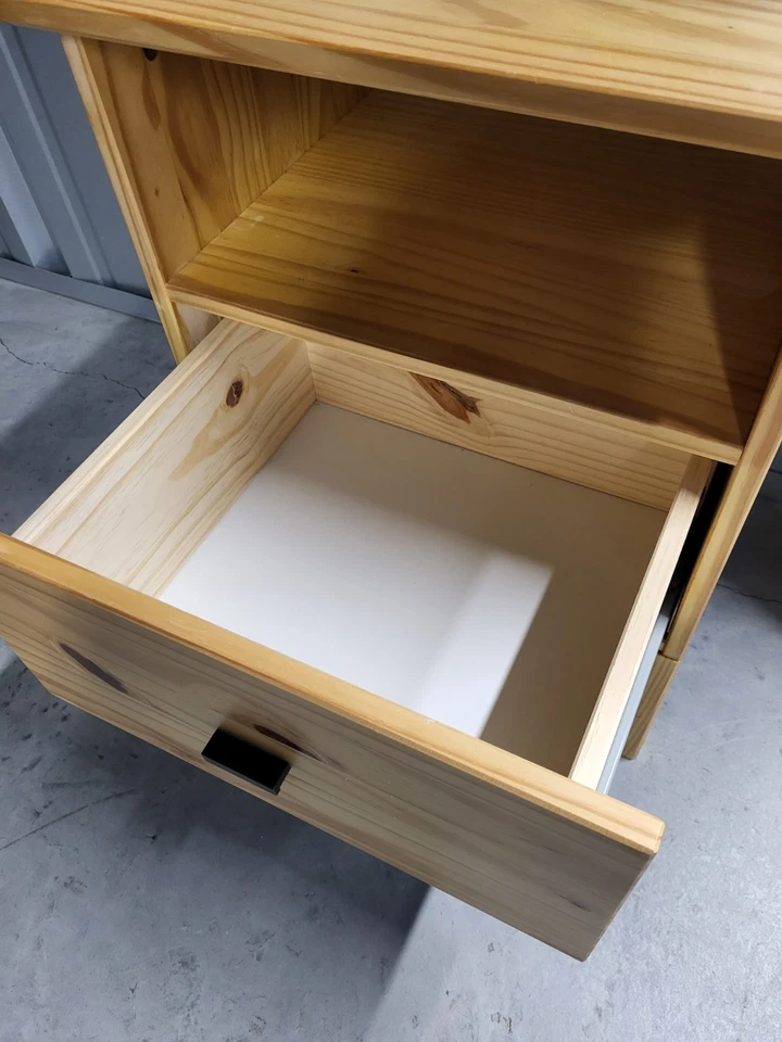 Mesita de noche IKEA Tarva Mesita de noche con cajón y asa negra Foto 3 de 3