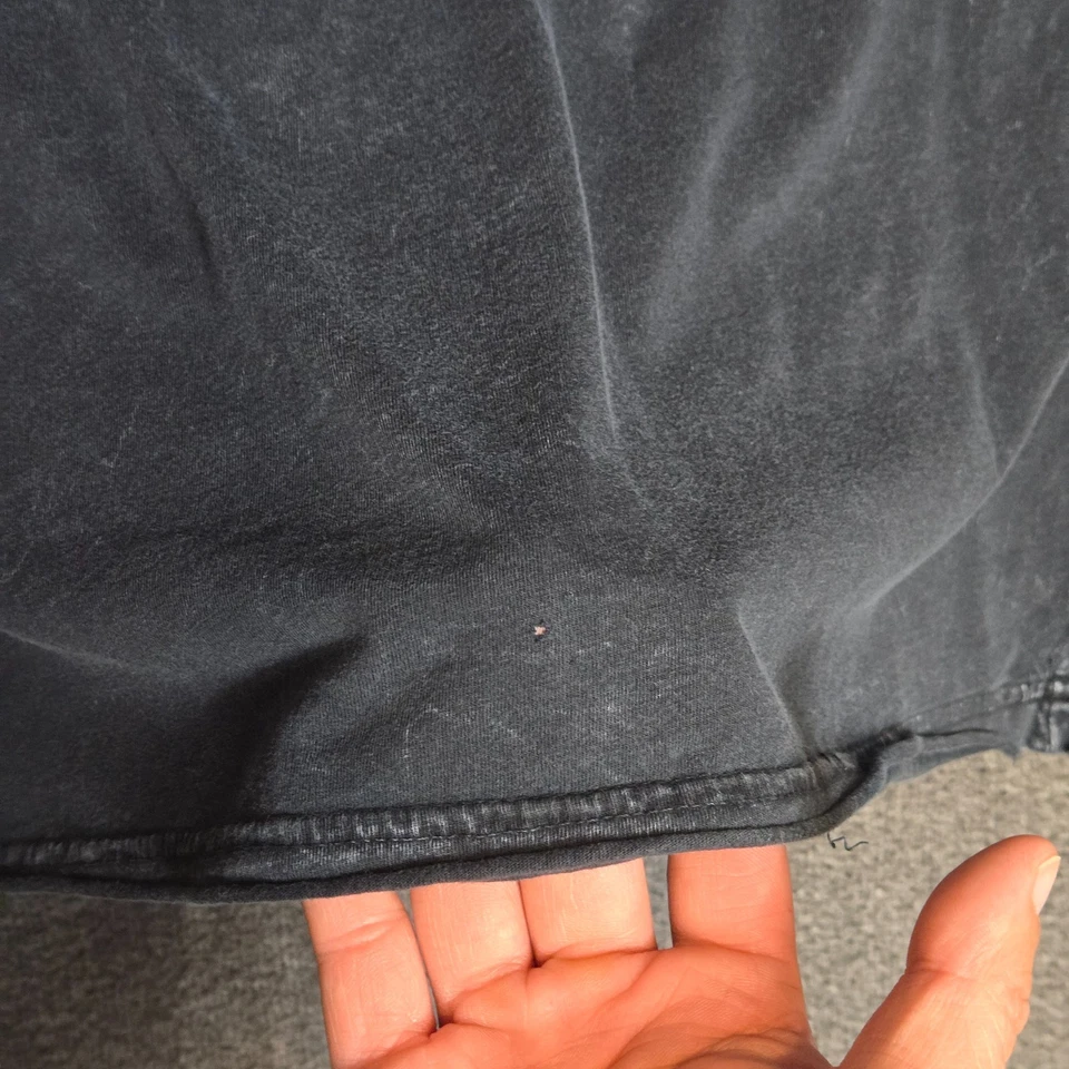 Camiseta masculina Affliction desbotada preta/vermelha gótica desgastada EUA manga curta tamanho M - Imagem 2 de 4