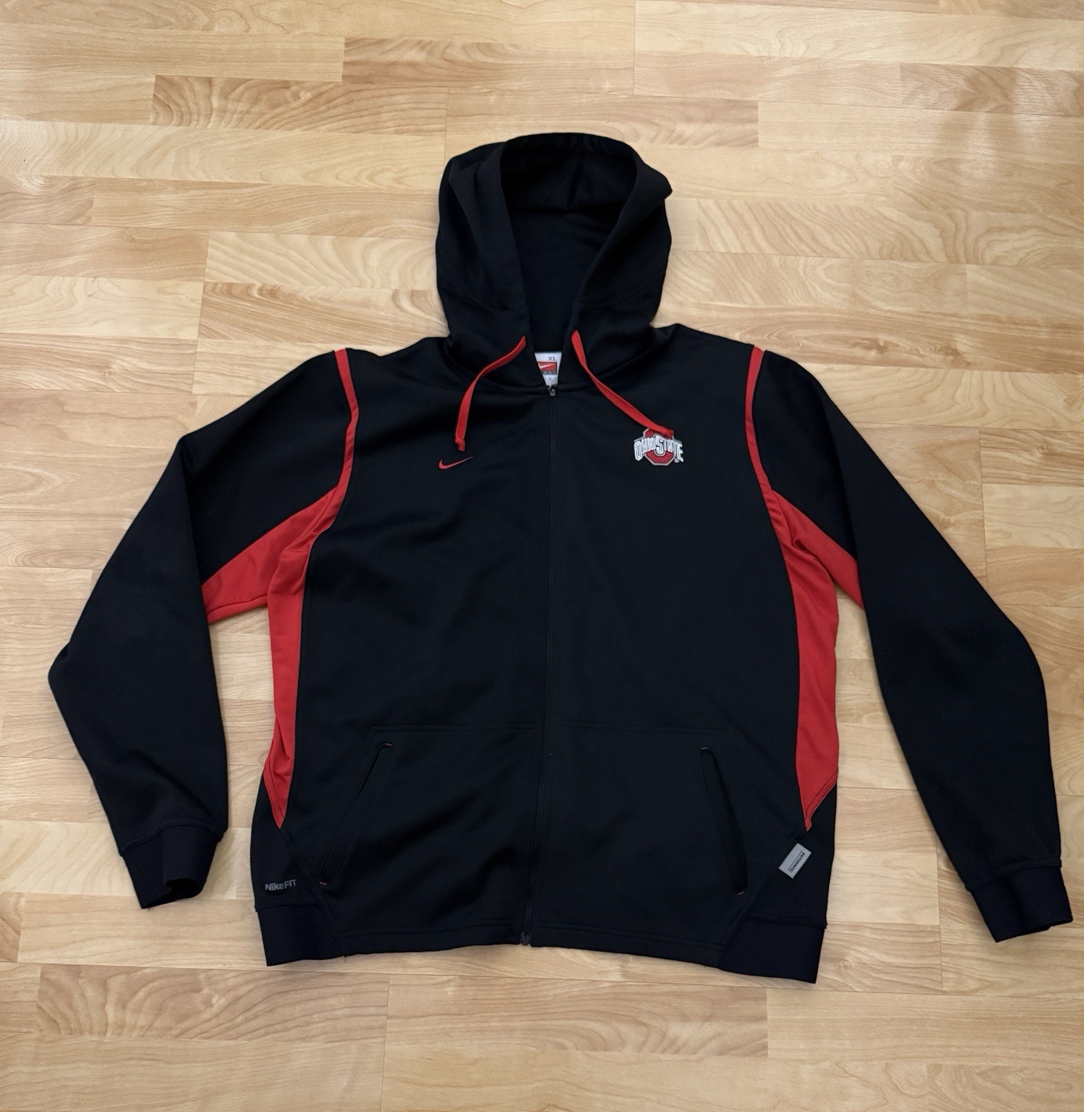 SACAI X NIKE Nike Fit Ohio State Buckeyes Giacca con cappuccio e zip da donna nero rosso XL (16 18)