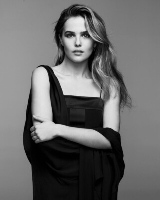 ZOEY DEUTCH 8x10 PHOTO *