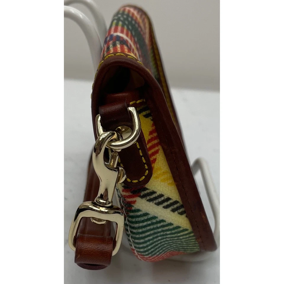 Muñequera Dooney & Bourke tartán a cuadros con solapa Foto 4 de 4