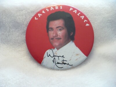 NE- VINTAGE CAESARS PALACE WAYNE NEWTON PIN BADGE SOUVENIR #21973 (RED & WHITE)