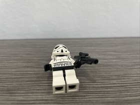 LEGO Stormtrooper STAR WARS MINIFIGURE W/ Weapon From Set 9489 Endor Rebel Imper