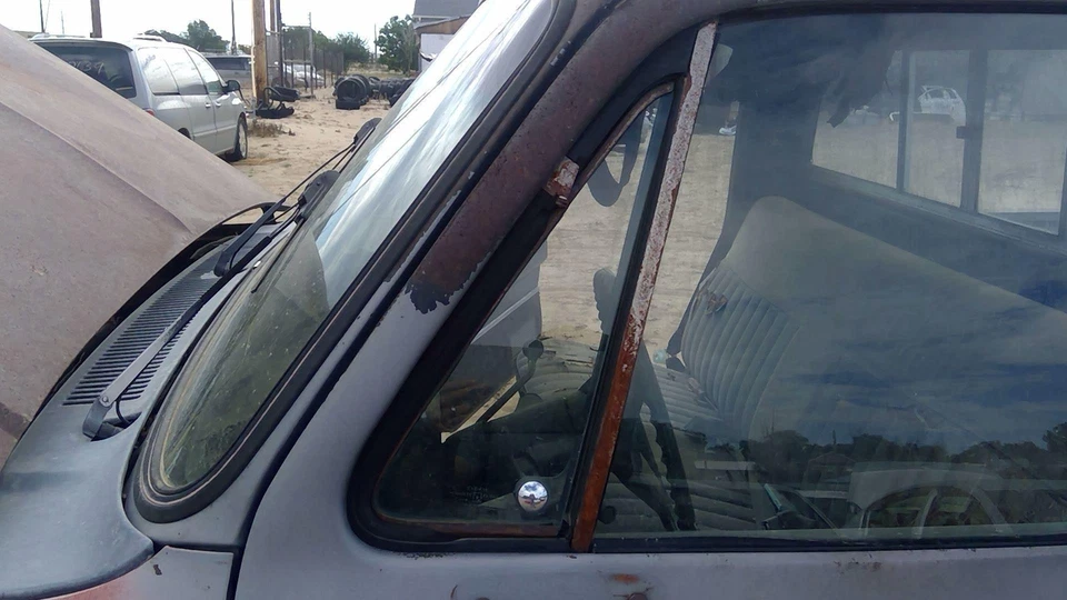 73-87 Sierra K10 1500 Driver Left Front Vent Window Small Door Glass With Frame - Image 3 of 4