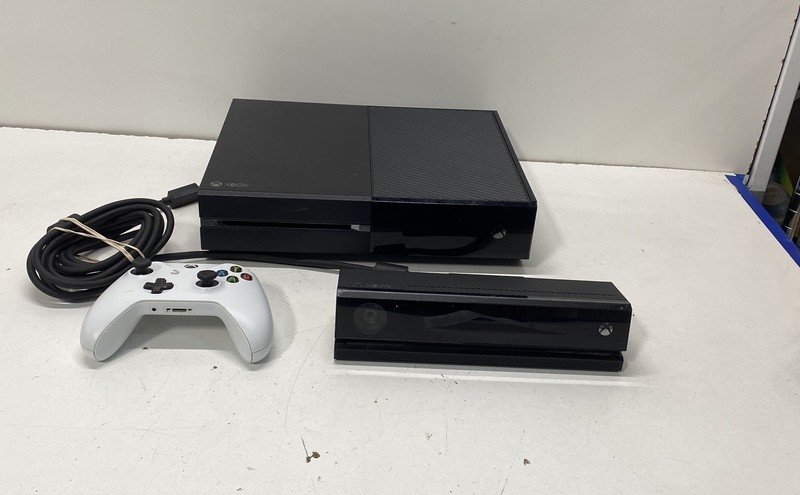 Microsoft Xbox One Console Kinect Wireless Controller Bundle Black FOR PARTS