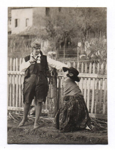 PHOTO Déguisement Couple déguisé Drôle Costume Travesti Arme Mise en scène 1927 - Foto 1 di 1