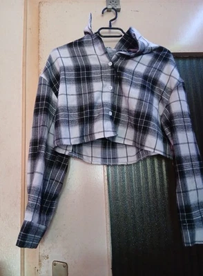 SHEIN Damen Bluse kariert Schwarz/Weiß bauchfrei Langarm Kragen Knopfleiste S - Bild 1 von 3