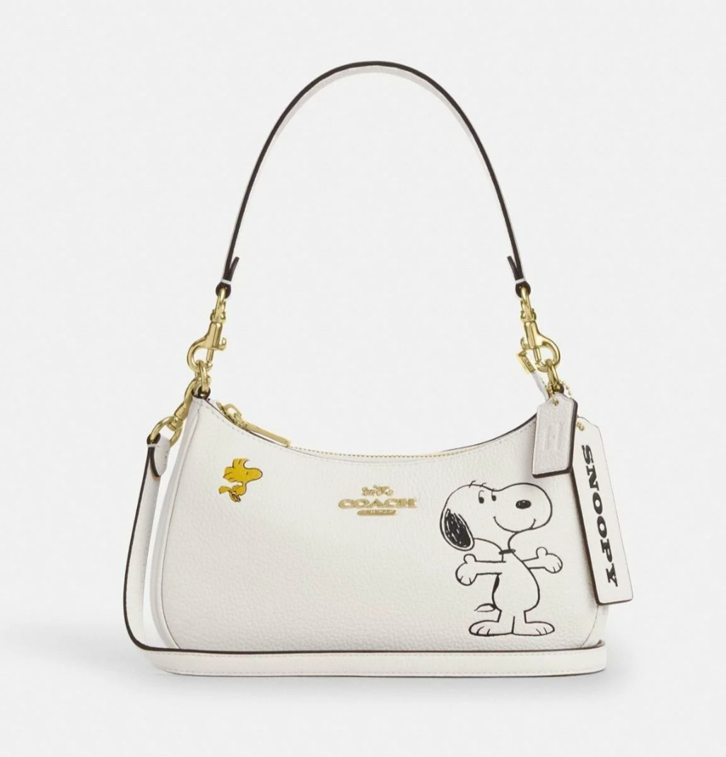SNOOPY*◡̈⃝プロフ必読 新品 COACHバッグ＆ミニポーチセット COACH x PEANUTS Teri Shoulder Bag Snoopy Chalk Multi CBJ76 Outlet