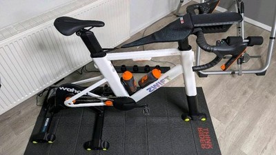Vier Tennisballfüße plus Zwift Ride Fuß inklusive gebrauchte Bälle, Rocker Plate