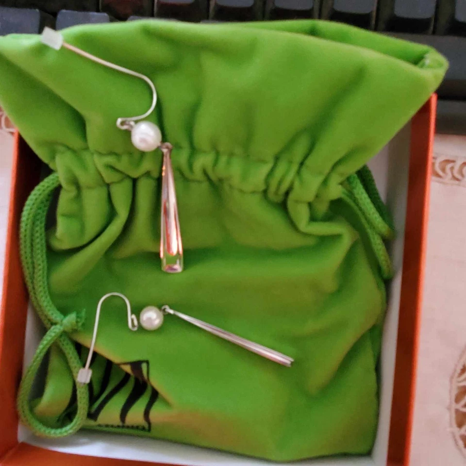 PENDIENTES MODERNOS ROBERT LEE MORRIS RLM ESTUDIO PERLA CON DISEÑO COLGANTE PLATEADO Foto 2 de 4