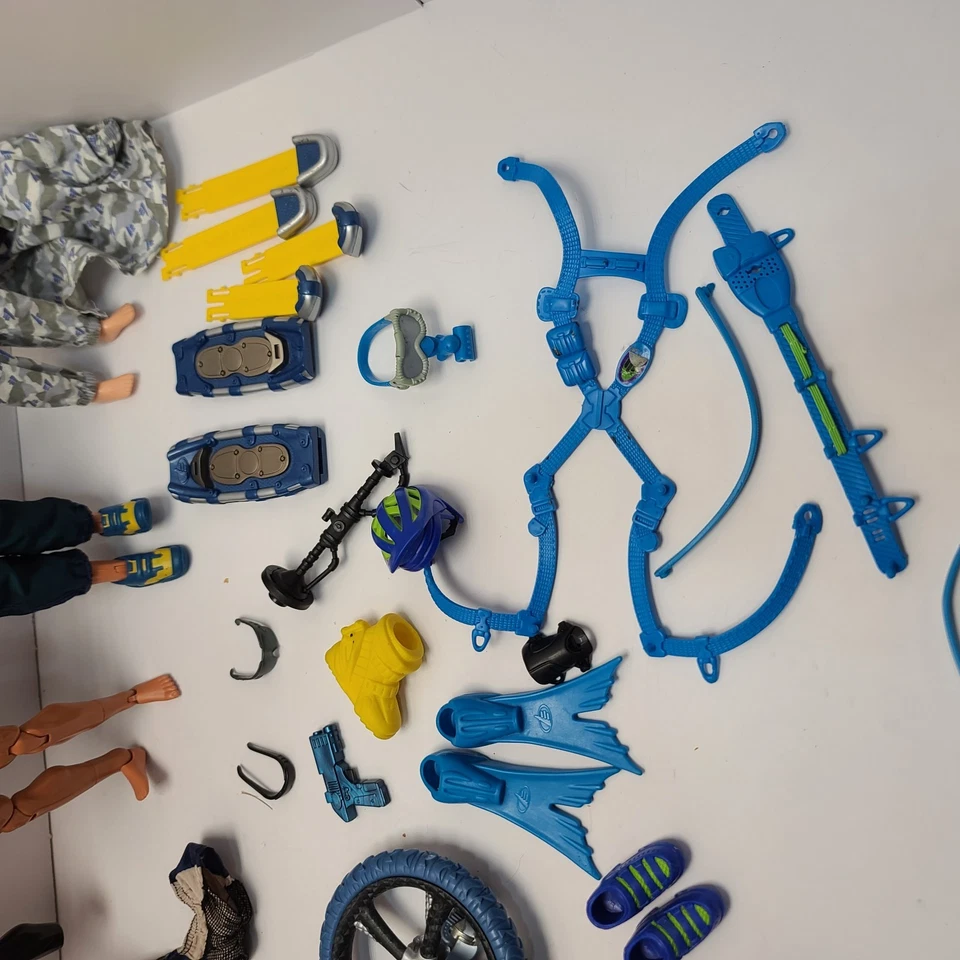 Max Steel 12” Lot of 6 Figures Weapons surfboard Accessories Bicycle etc - Image 2 of 4