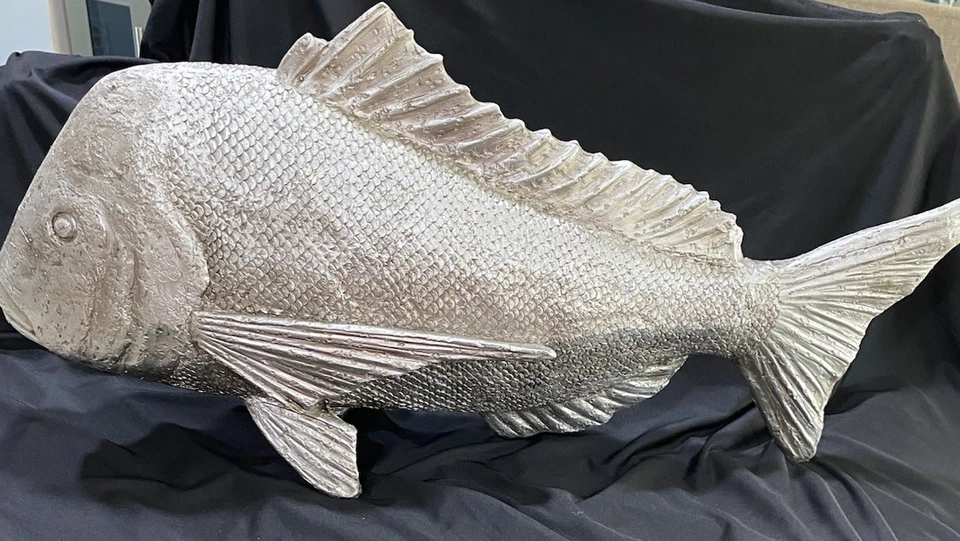 Hermosa decoración de peces de agua salada costera XL plateada con detalles intrincados Foto 2 de 4