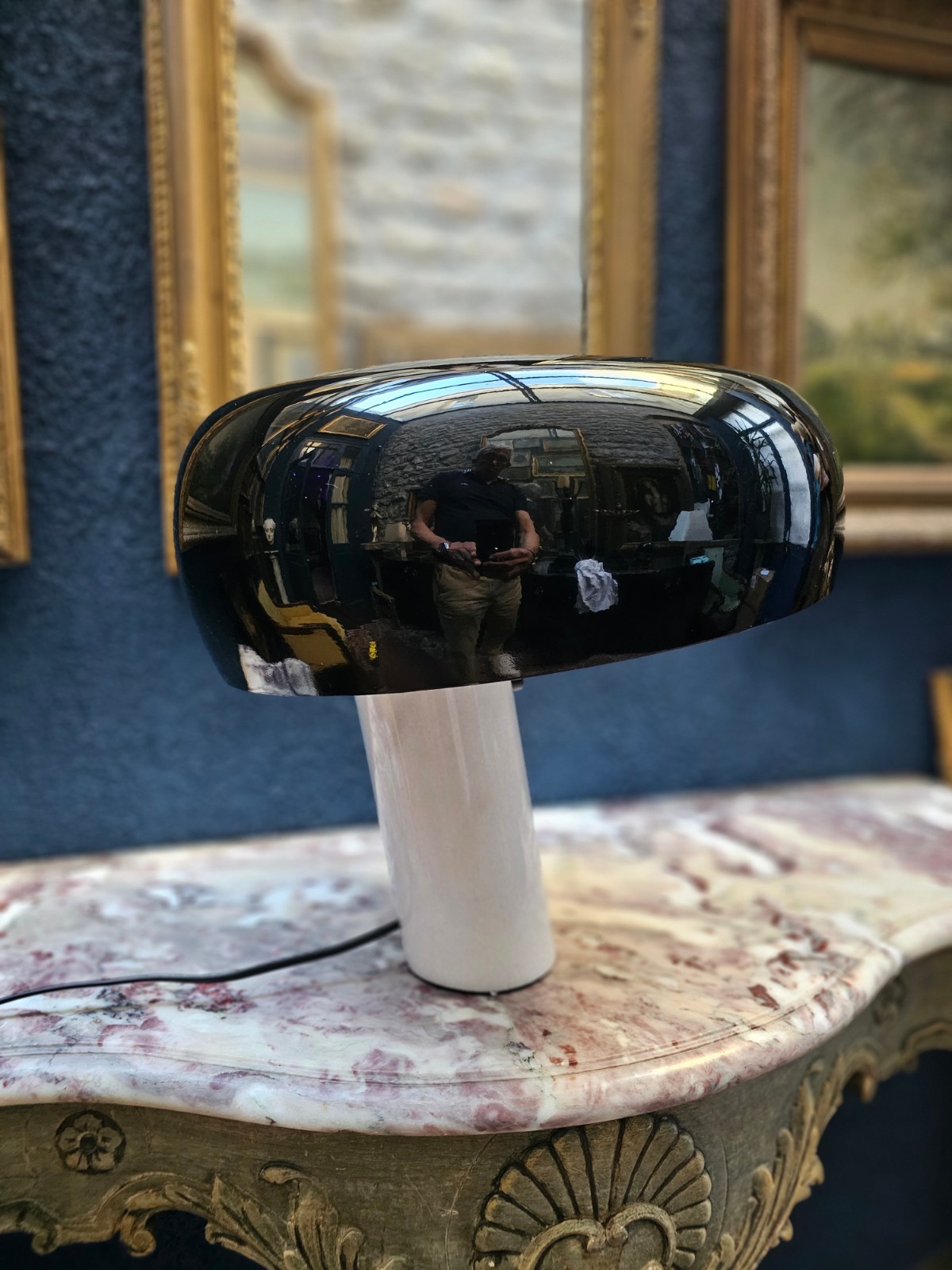 Lampe design italien années 70 pour structurer l'éclairage d'un grand salon style loft