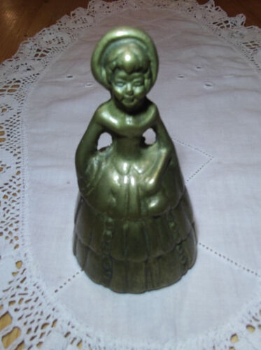 Bezaubernde kleine Messingglocke Frau mit Reifrock Glocke 9 cm