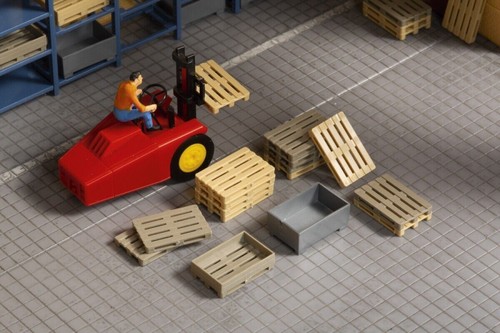 Heavy-duty shelving and pallets - Picture 2 of 4