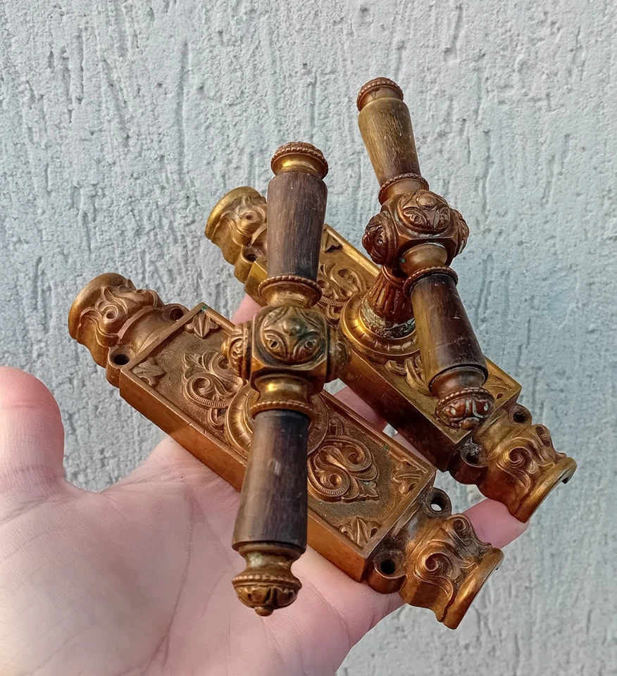 LOT de 2 CREMONES ANCIENNES / POIGNÉES FENÊTRE PORTE en BRONZE ou LAITON - Photo 3/4