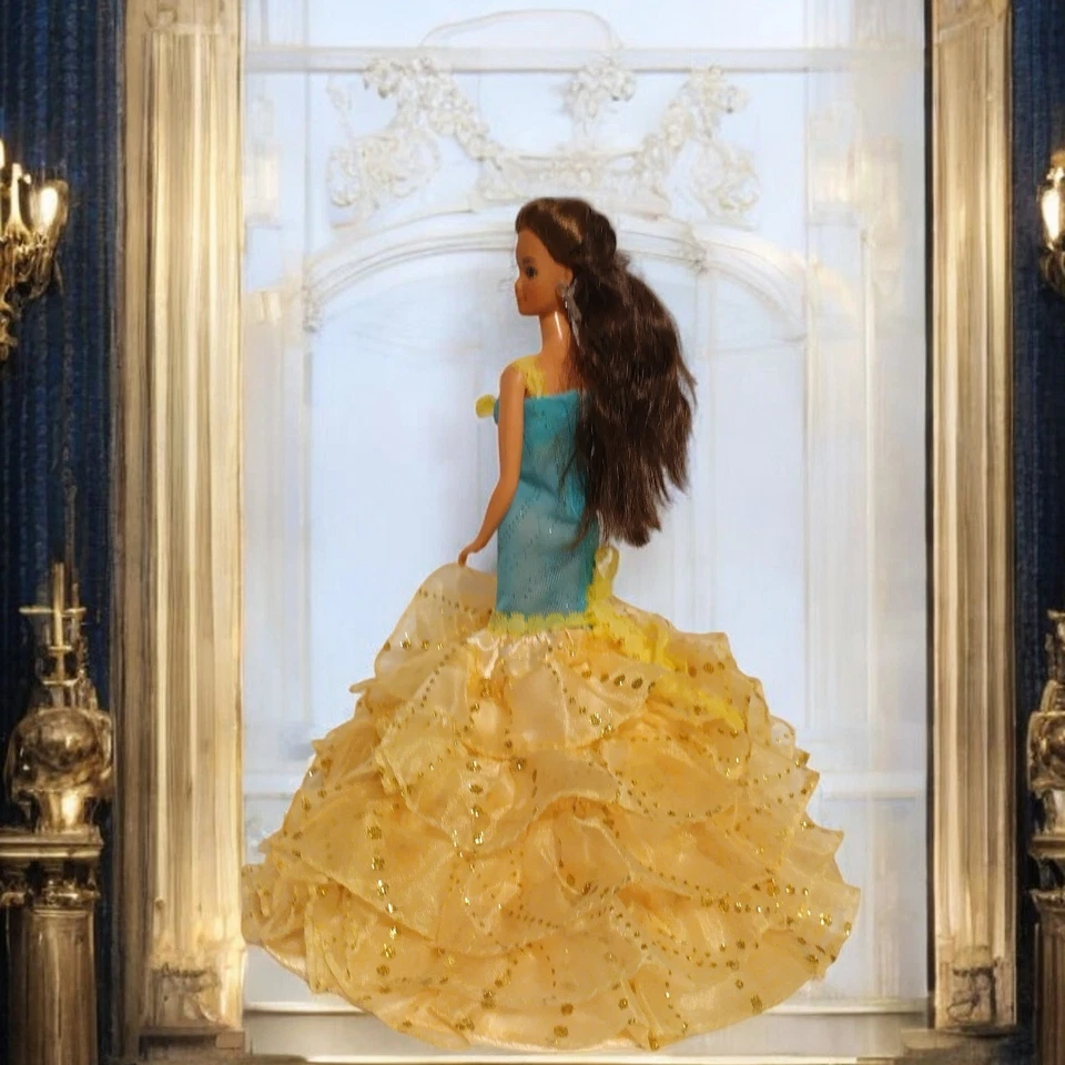 Vestido de Diosa Azul y Amarillo con Detalles Dorados - Vestido Único Hecho a Mano para Muñecas Foto 3 de 4