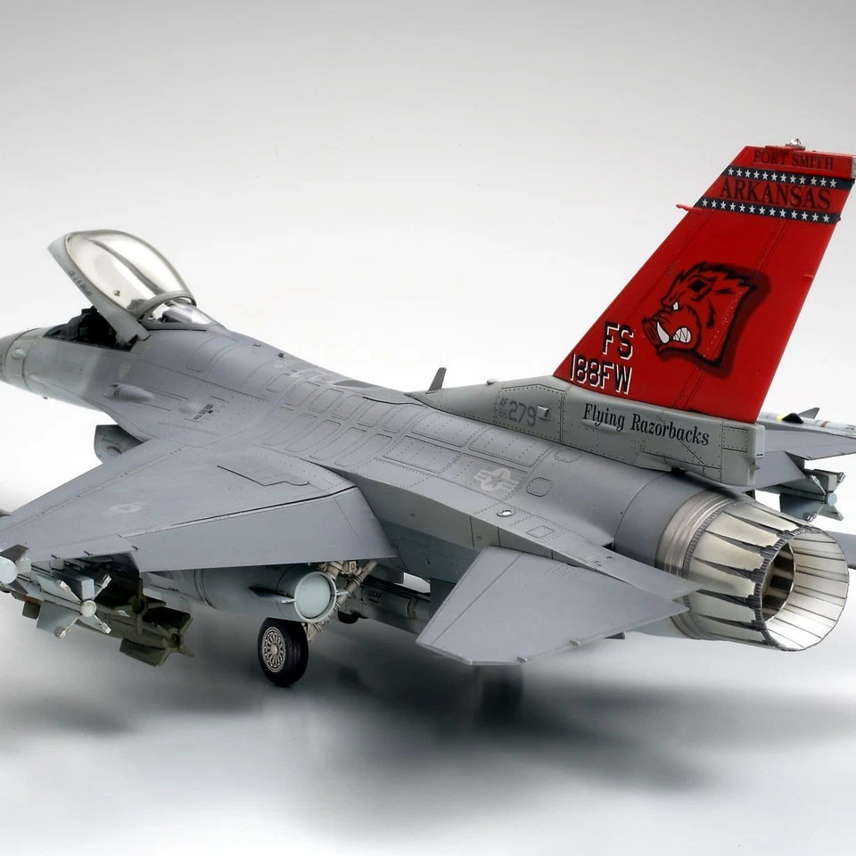 Lockeed F16 C caccia bombardiere kit tamiya 61101 1-48 aereo militare modellino - Immagine 3 di 4