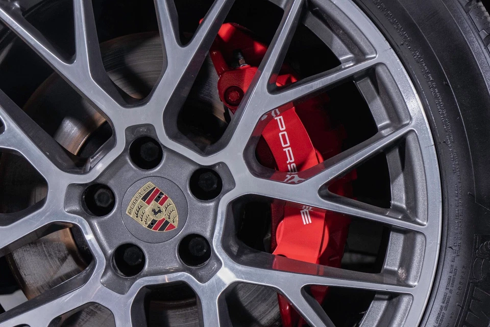 Porsche: Macan Macan GTS - Image 3 of 4