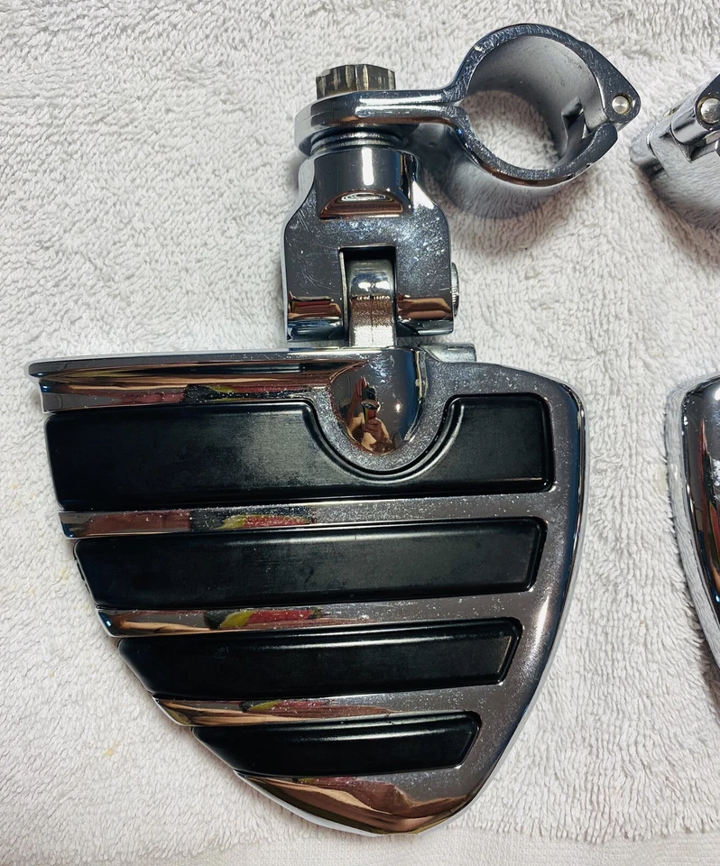 Kuryakyn - Clavijas de pie de ala, montaje de abrazadera para barras de carretera Harley Davidson Foto 4 de 4