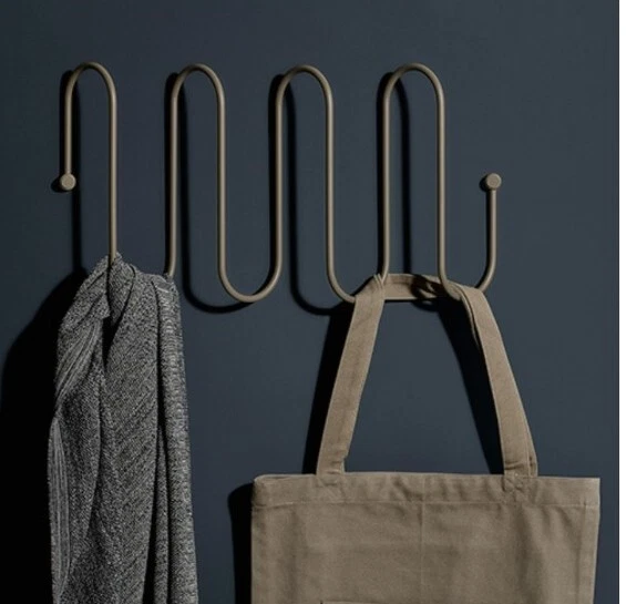 Perchero Blomus Curl acero con recubrimiento en polvo acero gris Foto 2 de 2