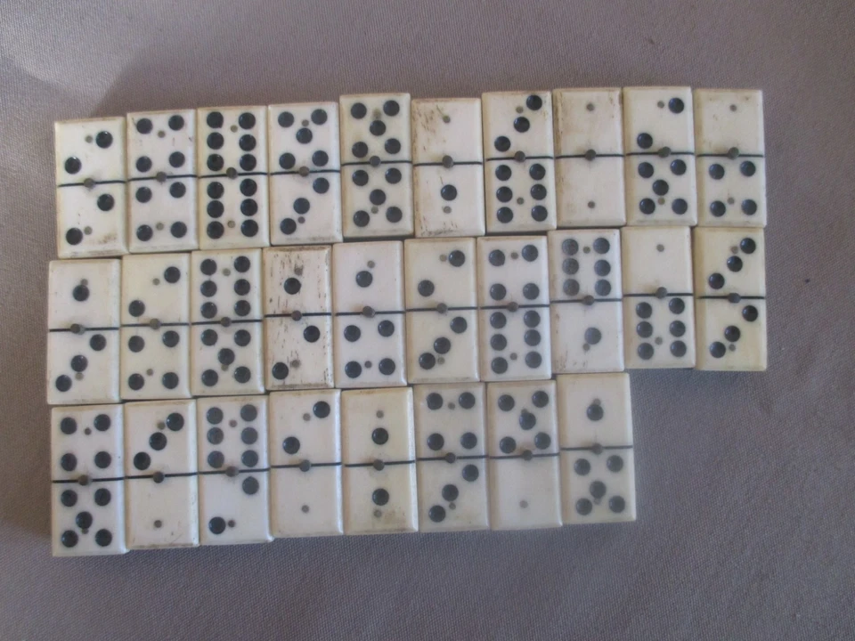 Ancien jeu de DOMINO OS et EBENE - 3 rivets laiton - complet . - Photo 2/4