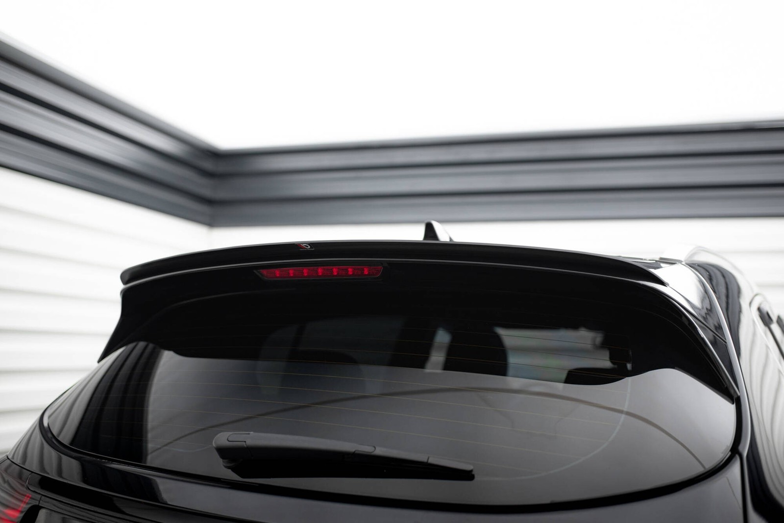Spoiler cap Maxton Design Kia Sportage MK4 améliore l'aérodynamisme