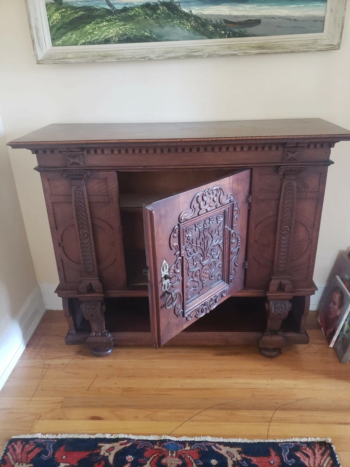 Сильно вырезанная итальянская креденца  - Изображение 2 из 2