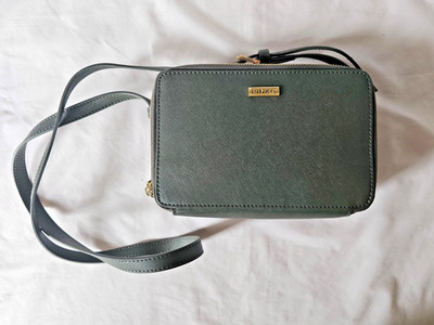 Eine grüne Ledertasche Pinko