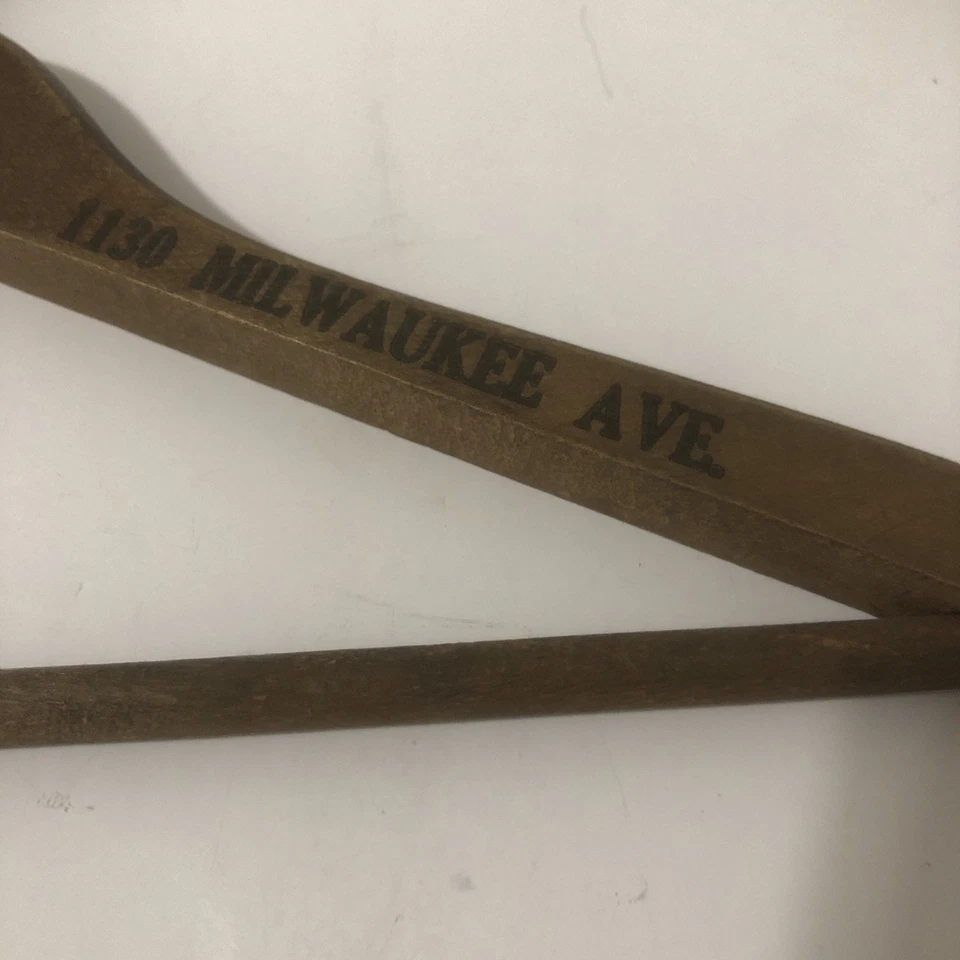 Milwaukee Avenue Clother. 1130 Milwaukee Ave, Chicago I’ll percha de madera de colección Foto 4 de 4