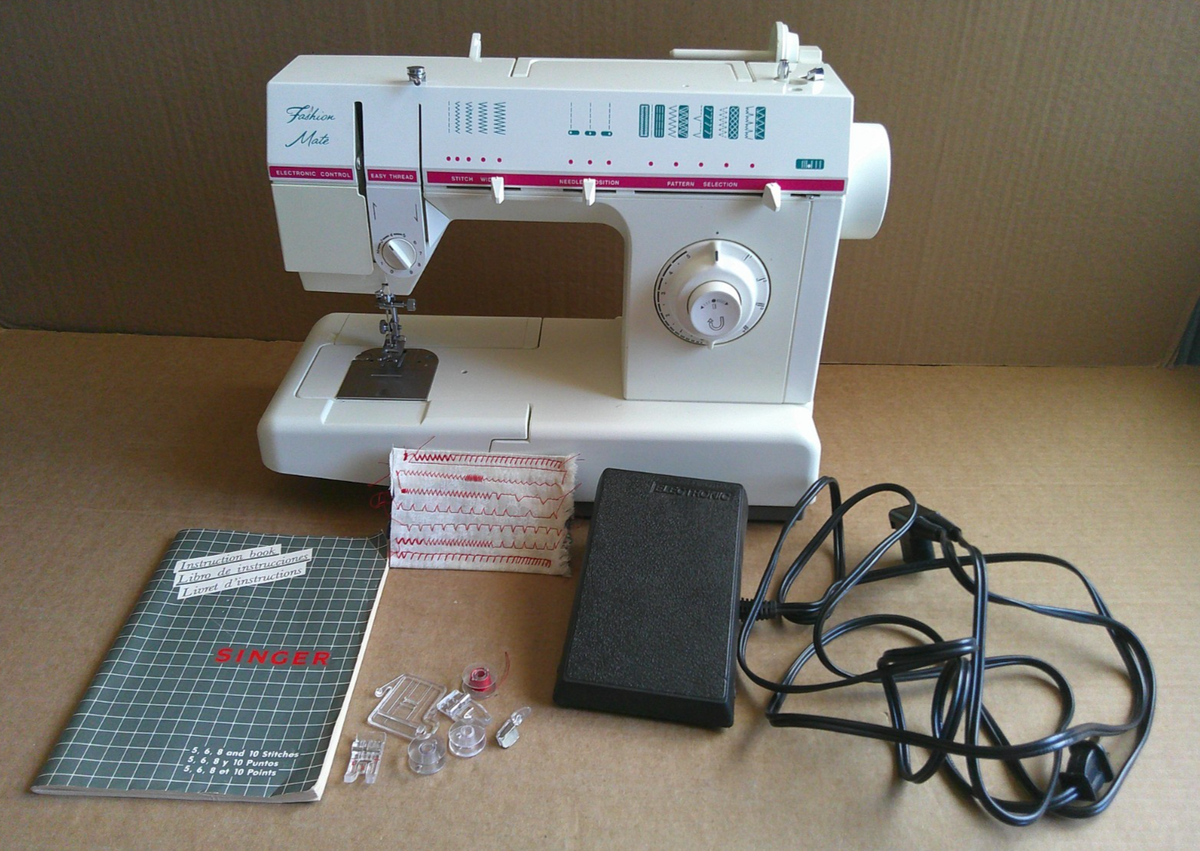 Singer Fashion Mate Model 621B Sewing Machine w/Storage Case