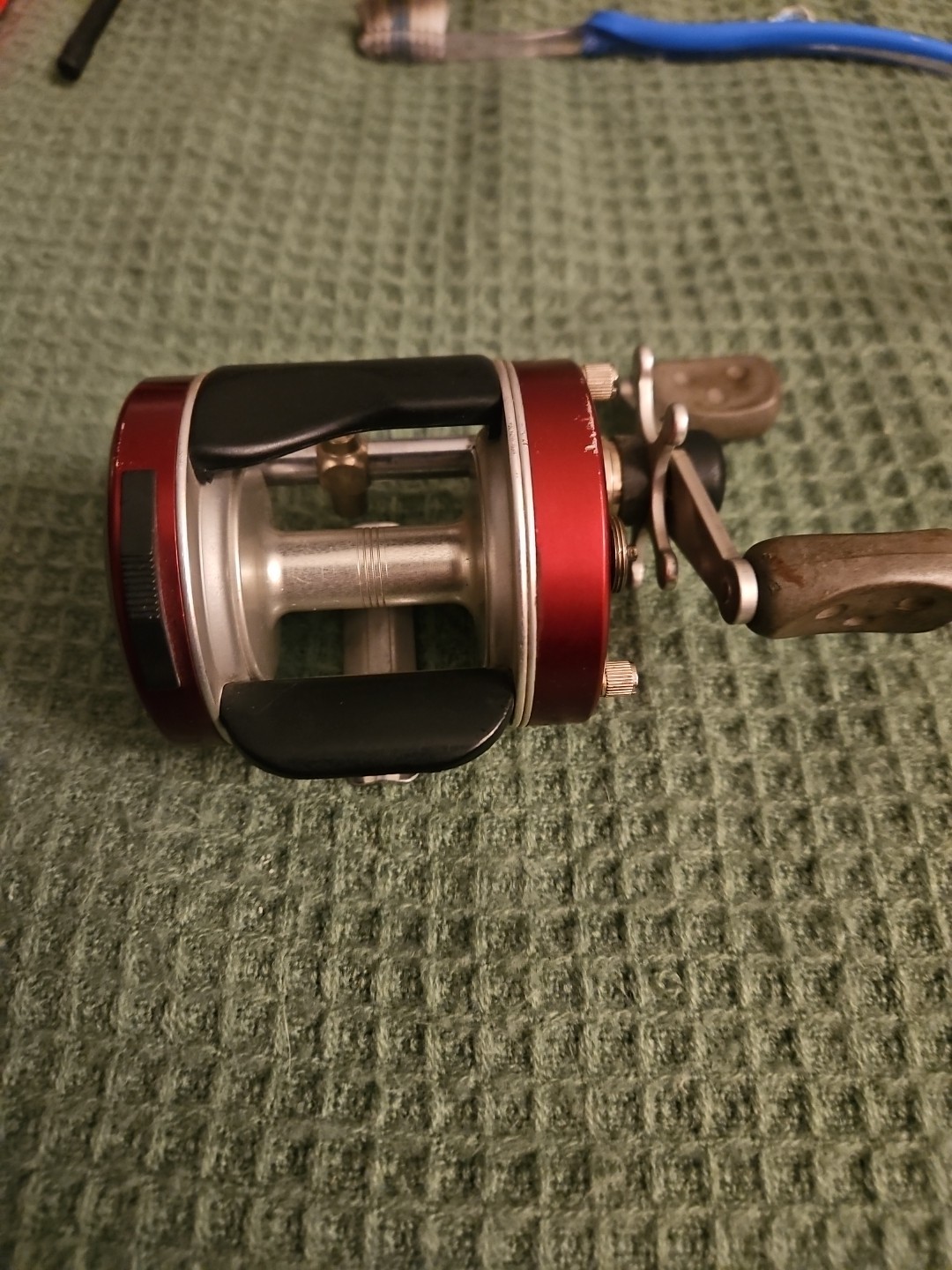 Abu Garcia 6600 SSC3 bait casting reel filled with braid lin