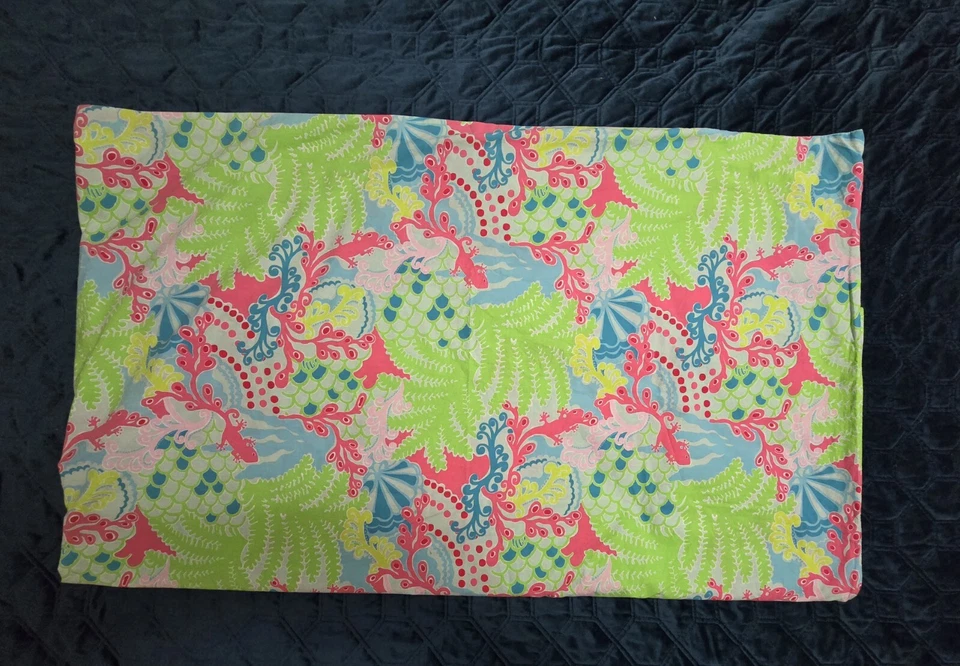 Funda nórdica completa/queen Lilly Pulitzer "Check In" GECKO algodón granate colina usada en excelente estado Foto 2 de 4