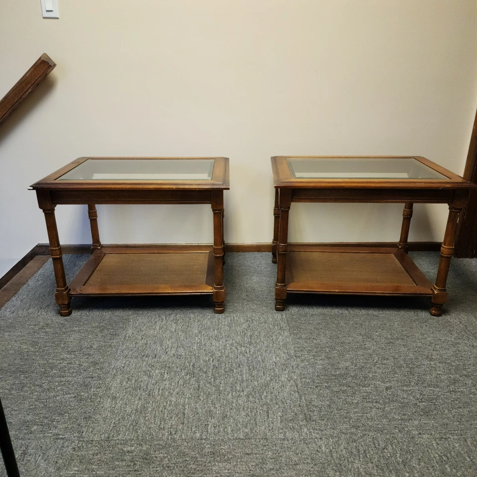 Mesas auxiliares superiores de vidrio con fondo de caña de ratán vintage, Thomasville? Foto 2 de 4