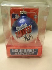 NICE PRE-OWNED 2005 NEW YORK YANKEES GLASS ORNAMENT - KURT ADLER - IN BOX