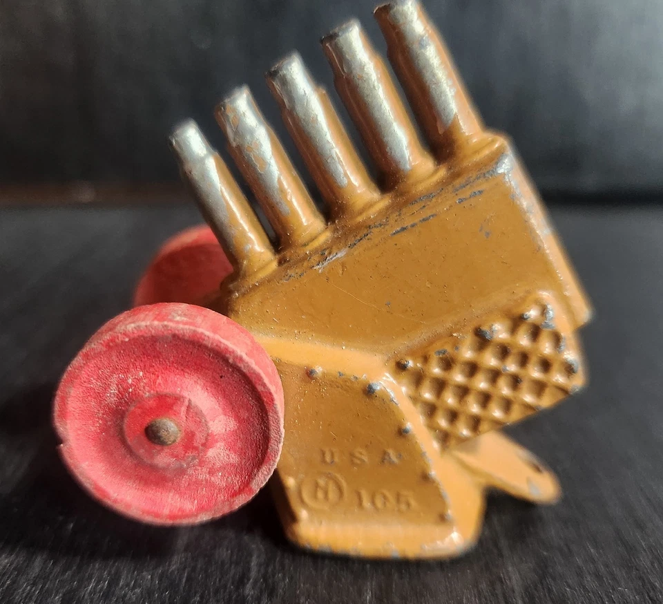 MANOIL VINTAGE 1930s M105 LEAD TOY 5 BARREL ANTI-AIRCRAFT ARTILLERY WOOD WHEELS - Image 3 of 4