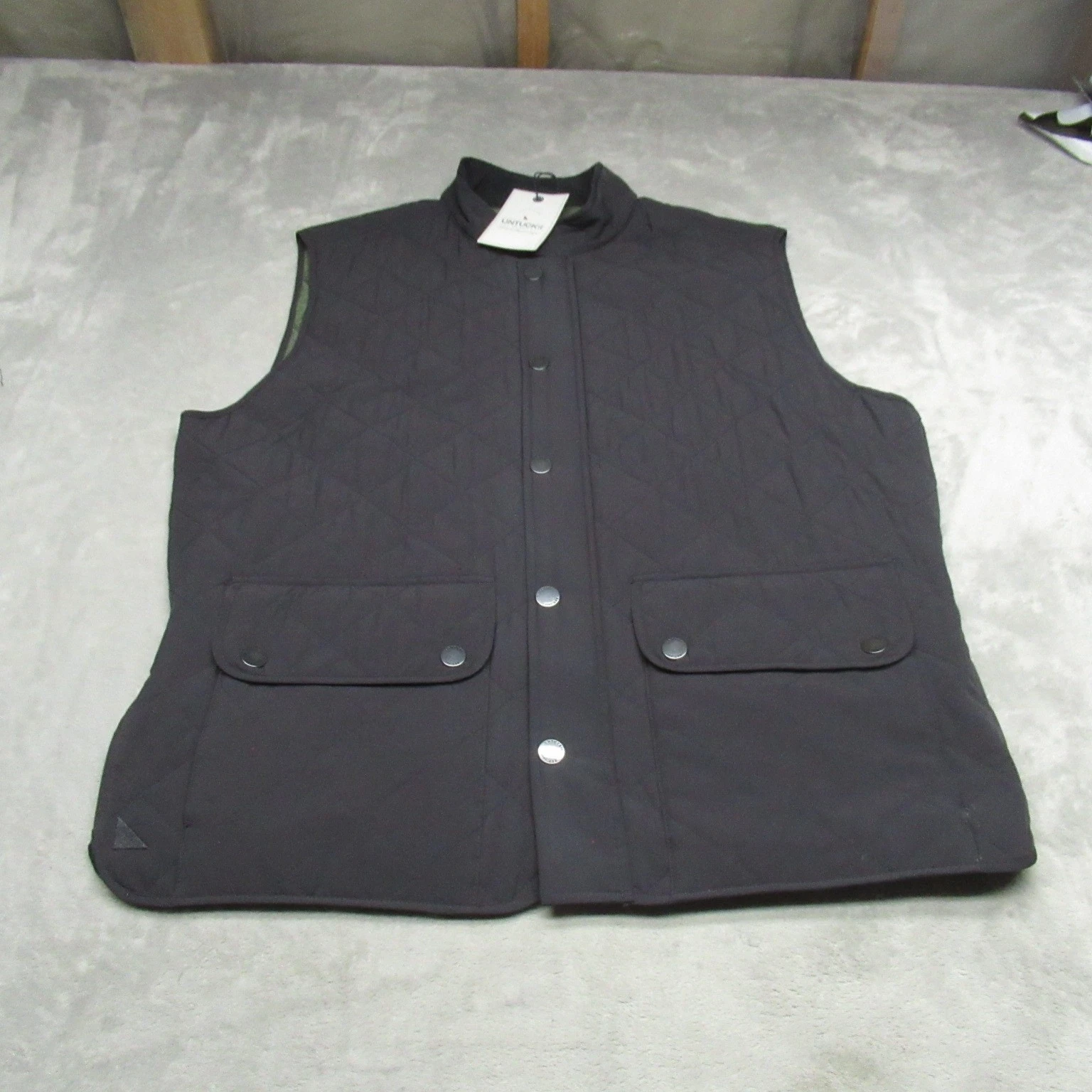 UNTUCKit Woodcrest Vest Men Large Black Regular Fit Quilted Full Zip Snap NEW