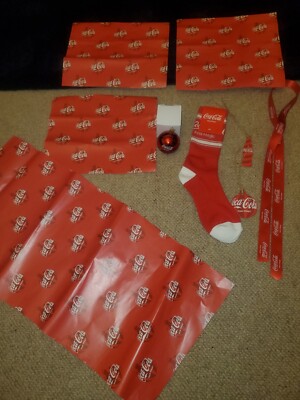 Neu Offizielle Coca Cola Truck Ware Socken Kugeln Geschenkpapier