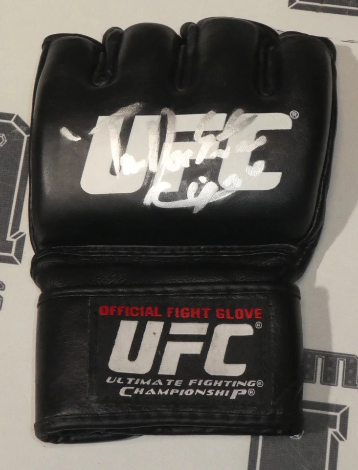 Luva de luta oficial assinada Junior Dos Santos UFC BAS Beckett certificado de autenticidade autógrafo 160 - Imagem 4 de 4