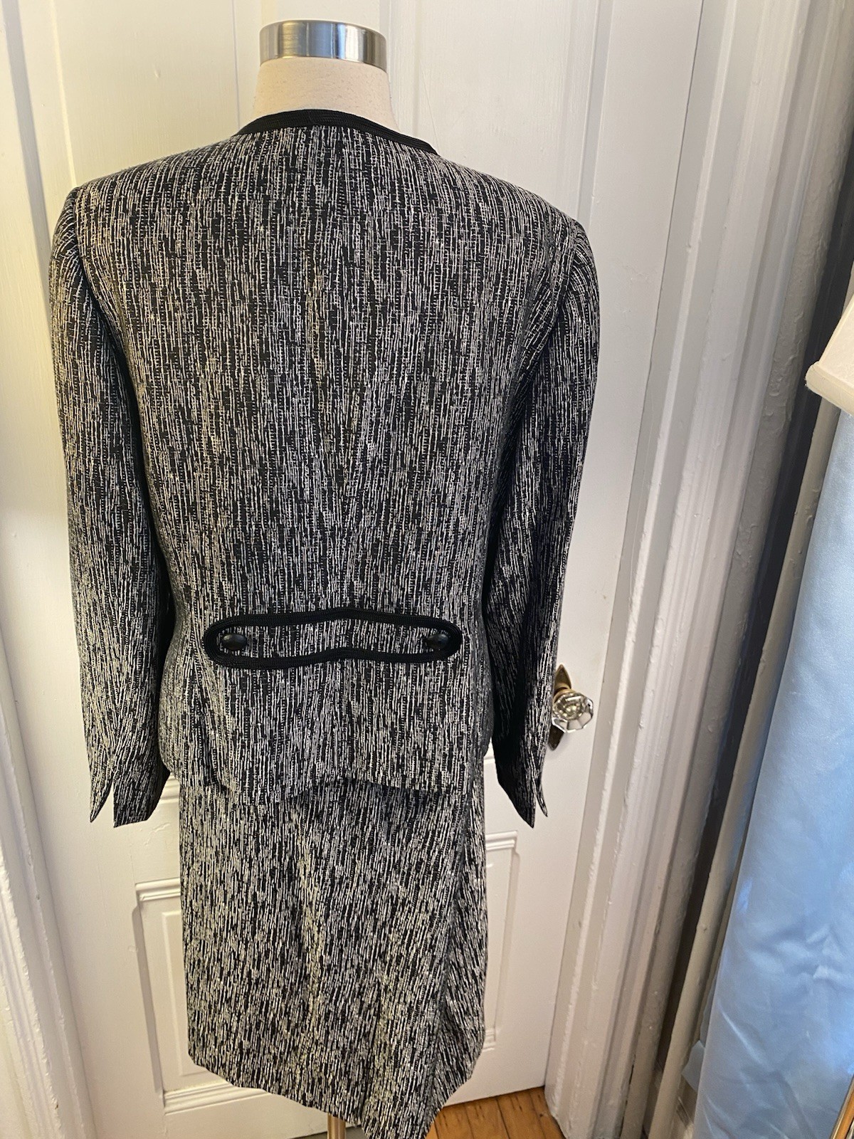 KASPER LOVELY SKIRT SUIT-BLACK & WHITE DESIGNS-BUTTON BACK FABRIC-SIZE12-NWOT